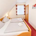 Schlafzimmer mit Fenster Richtung Balkon...