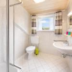 Badezimmer mit Dusche, Waschtisch und Toilette...