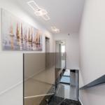Höhenlage mit Glasgeländer und Wandbild an der Wand.