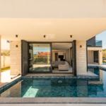 Pool mit Blick auf Wohnbereich und Terrasse