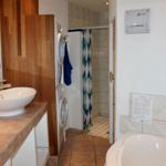 Bad mit Waschmaschine, Dusche und Badewanne.