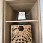 Holzregal mit Korb und Bild einer Blume