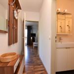 Flur mit Badezimmer und Blick in Wohnbereich mit Holzboden
