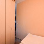 Schlafzimmer mit Bett, Kleiderschrank und Wandverkleidung