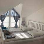 Im 1.OG. Schlafzimmer mit Doppelbett, 1,80 x 2,00 m.
Fliegengitter und  Verdunklungsrollo mit Sonnenschutz.