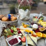 Frühstücken in Orth im Cafe am Hafen.