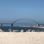 Am Fehmarn Sund, mit dem größten Kleiderbügel der Welt