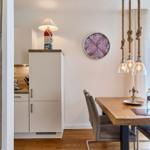 Essbereich mit Holztisch, Stühlen und Sehenswürdigkeiten an der Wand.