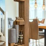 Holzstufe mit Dekoration, Treppenhaus und Essbereich im Hintergrund.