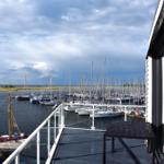 Terrasse mit Blick auf Hafen und Segelboote