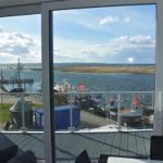 Blick auf Hafen mit Booten und Wasser unter blauem Himmel