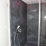 Dusche mit Duschbrause, Sitzbank und LED-Beleuchtung an der Decke