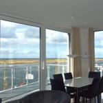 Esszimmer mit Blick auf Hafen und Wasser