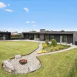 Moderne Villa mit großem Garten, Grillplatz und Feuerkorb. Terrasse mit Sitzgelegenheiten.