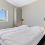 Schlafzimmer mit Bett, Fenster und Schränken