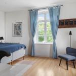 Schlafzimmer mit Bett, Stuhl und Fenster mit Blick auf Grün