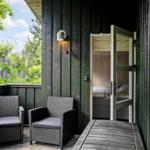 Terrasse mit zwei Sitzgelegenheiten und Blick auf Blumen.