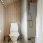 Bad mit Toilette und Dusche mit Duschvorhang