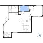 Wohnung mit Küche, Bad, Schlafzimmer und Wohnbereich. Mit Kompassrose.