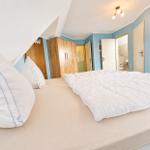 Elternschlafzimmer mit Blick Richtung Badezimmer und Kinderschlafzimmer...