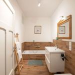 Badezimmer 1 mit Badewanne...
