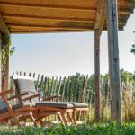 Gartenhütte mit Grillgelegenheit und Liegestühlen...