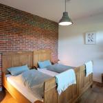 Elternschlafzimmer 3(erreichbar durch das Durchgangszimmer/Kinderzimmer)...