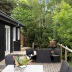 Deck with seating area and view into green surroundings