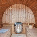 Sauna mit Holzbank, Holzofen und Holzwanne