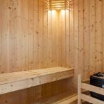Holzsauna mit Bank und Heizungskiste
