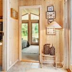Holzvertäfelte Türöffnung mit Blick in Schlafzimmer und Terrasse