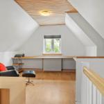 Dachgeschosszimmer mit Holzboden, Fenster und Arbeitsplatz
