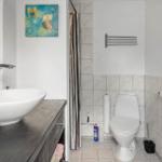 Badezimmer mit Waschbecken, Toilette und Dusche.