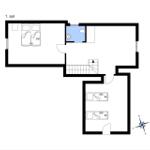 Erdgeschoss mit Schlafzimmer, Bad und Treppe zur oberen Etage.