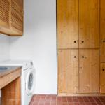 Wohnung mit Waschmaschine, Spüle und Holzschränken