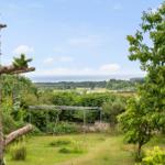 Garten mit Blick auf das Meer und grüne Landschaft