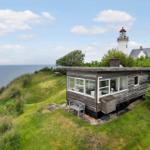 Haus mit Blick auf Leuchtturm und Meer