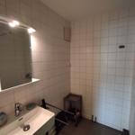 Badezimmer mit Waschbecken, Spiegel und Dusche