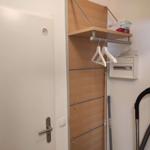 Türe mit Kleiderhaken und Stromverteiler an der Wand