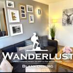 Wohnzimmer mit Sofa, Tisch und Wanddekoration an der alten Stadtmauer in Blankenburg.