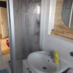 Badezimmer mit WC und Dusche