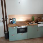 Küchenzeile mit 4 Platten Ceranfeld, Spülmaschine, Kühl-Gefrierschrank, SodaStremer, Wasserkocher, Mikrowelle