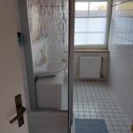 Badezimmer mit Dusche und WC