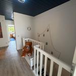 Kinderzimmer mit weißem Bett, Plüschbären und Netz an der Wand.