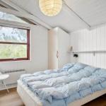 Schlafzimmer mit Bett, Fenster und Lampe