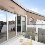Terrasse mit Sitzgelegenheiten und Blick auf die Stadt