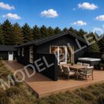 Schwarzes Haus mit Terrasse, Sitzgruppe und Whirlpool. Umgeben von Wald und blauem Himmel.