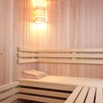 Holzsauna mit Sitzbänken und Wandthermometer