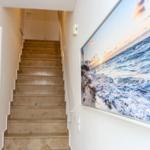 Treppe mit maritimer Wanddekoration