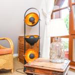 Wohnzimmer mit Stuhl, Tisch, Lampe und Fenster